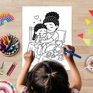 Puede incluir: Una p&aacute;gina para colorear en blanco y negro que muestra a una madre consolando a su hijo en la cama. El ni&ntilde;o est&aacute; llorando y la madre lo abraza. Hay suministros m&eacute;dicos en la mesita de noche, incluyendo un medidor de glucosa en sangre y un oso de peluche.