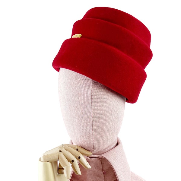 Women‘s turban tilt hat in red. Vintage Audrey pillbox in wool felt. 24k gold plated detail. *Custom made