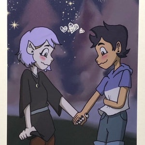 Puede incluir: Una ilustración digital de dos personajes de dibujos animados tomándose de la mano. El personaje de la izquierda tiene el pelo morado y lleva un atuendo negro y marrón. El personaje de la derecha tiene el pelo azul oscuro y lleva una camisa azul y blanca con pantalones vaqueros azules. El fondo es un cielo nocturno estrellado morado y azul.