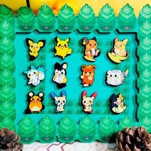 Könnte beinhalten: Eine Sammlung farbenfroher Pokémon-Charakterfiguren, angeordnet auf einem türkisfarbenen Hintergrund, umrahmt von grünen Bäumen. Die Figuren umfassen Pikachu und andere beliebte Charaktere. Das Gesamtthema ist ein spielerischer Sammlerartikel.