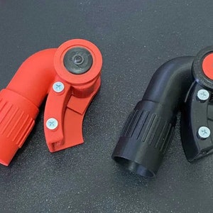 Op de afbeelding: Twee 3D-geprinte plastic hulpstukken voor een stofzuiger. Eén is rood en de andere is zwart. Beide hebben een draaipunt en een geribbeld uiteinde.