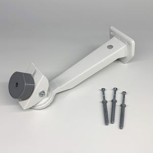 Op de afbeelding: Witte metalen beveiligingscamerabeugel met een draaibare basis en drie grijze kunststofschroeven.
