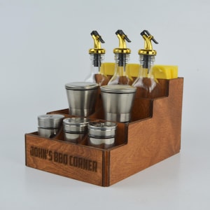 Especiero de madera personalizado con botellas de aceite – Organizador de cocina de abedul de 10 piezas con servilletero – BBQ Caddy 10982