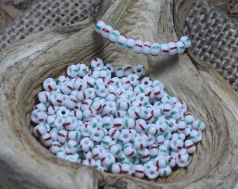 8/0 Blanco con rayas rojas verdes Seed Bead (10g) (B0083), Rayed bead, Size 8 seed bead, 8/0 Stripe seed beads, White Green Red Stripe beads