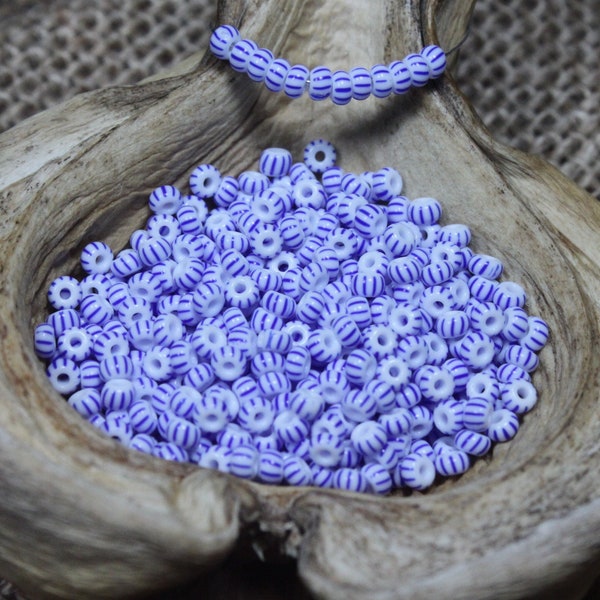 8/0 Blanco con Multi Rayas Azules Preciosa Seed Bead (10g) (B0203), Semillas Multi Rayas, 8/0 Semillas de Rayas, White Blue Stripe Beads