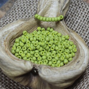 8/0 ondoorzichtige mat limoengroene rocailles (10g) (B0295), groene kralen, maat 8 rocailles, 8/0 groene rocailles, ondoorzichtige avocado groene rocailles