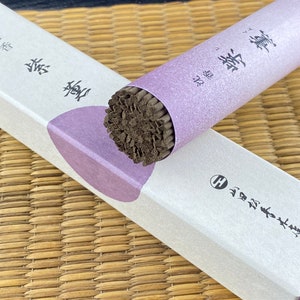 Shikun Aloeswood Japanese Incense with Glass Incense Case  by Yamadamatsu. Expertly blended fragrance with a high grade agarwood. Gift Set