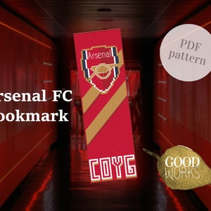 Könnte beinhalten: Ein rotes und goldenes Perlen-Lesezeichen mit dem Arsenal FC Logo und dem Text "COYG" (Come On You Gunners). Das Lesezeichen befindet sich in einem roten Flur mit dem Text "PDF pattern" und "GOOD WORKS" im Hintergrund.