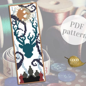 Könnte beinhalten: Ein pixeliges Lesezeichenmuster mit einer Hirschsilhouette, Sonne und abstrakten Formen in Teal, Weiß und Schwarz. Der Text "PDF pattern" ist sichtbar. Der Hintergrund umfasst Nähzubehör.