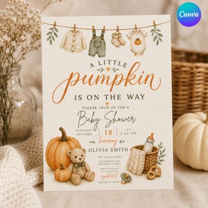 Puede incluir: Una tarjeta de invitación para baby shower con ilustraciones en acuarela de ropa de bebé en un tendedero, un osito de peluche, calabazas y una cesta. El texto dice: A little pumpkin is on the way, please join us for a baby shower, honoring Olivia Smith.