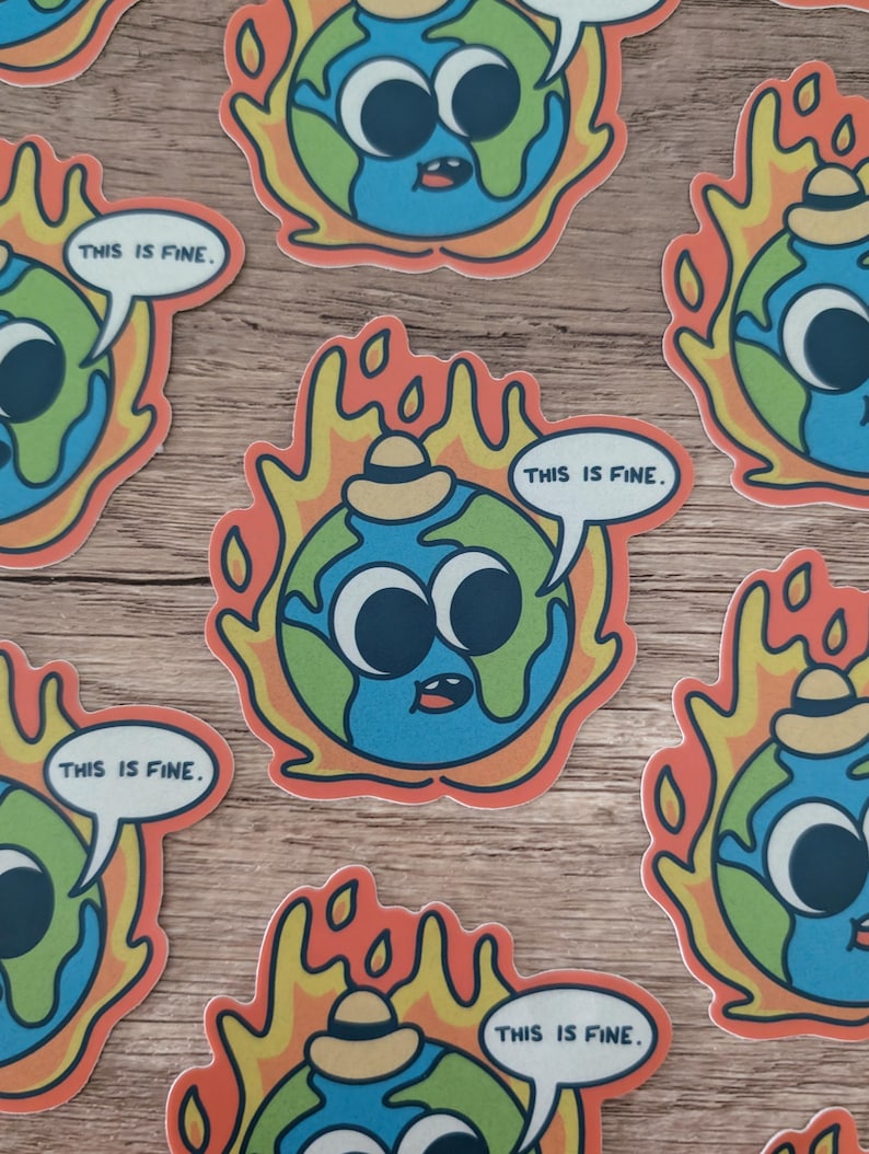 K&ouml;nnte beinhalten: Ein Set mit f&uuml;nf Aufklebern, die eine Karikatur der Erde mit Glotzaugen zeigen, die einen Hut tr&auml;gt und von Flammen verschlungen wird. Jeder Aufkleber tr&auml;gt den Text "This is fine." in einer Sprechblase.
