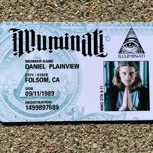 Tarjeta de identificación de membresía oficial de los Illuminati con su nombre.