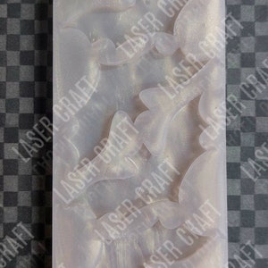 Può includere: Uno stampo in silicone trasparente e iridescente con un design di diversi pipistrelli. Lo stampo è rettangolare e ha una superficie liscia. Il testo "LASER CRAFT" è stampato sullo stampo.