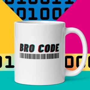 Puede incluir: Taza de cerámica blanca con el texto "BRO CODE" en negro con efecto de sombra roja y azul, y un diseño de código de barras. El fondo presenta código binario y formas geométricas en amarillo, azul y rosa.