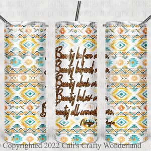 Op de afbeelding: Een witte tumbler met een geometrisch patroon in tinten oranje, geel en blauw. De tumbler heeft een citaat dat luidt: "Schoonheid voor me, schoonheid achter me, schoonheid boven me, schoonheid onder me, schoonheid overal om me heen."