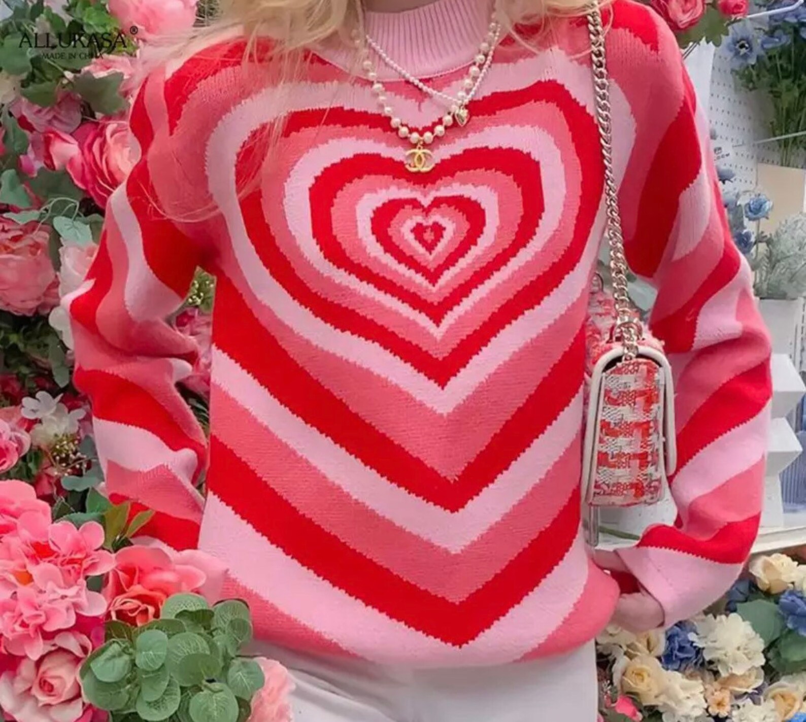 Белый свитер с сердечками