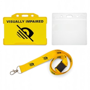 Peut inclure: Un porte-badge horizontal jaune avec le texte VISUALLY IMPAIRED et une icône d'œil noir, un porte-badge en plastique transparent et un cordon jaune avec une icône d'œil noir répétée, un fermoir mousqueton en métal et une boucle noire.
