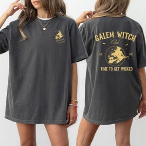 Camiseta personalizada del Salem Witch Club, camiseta &quot;Es hora de ser bruja malvada&quot;, camiseta vintage de Halloween Comfort Colors®, camiseta de los juicios de las brujas de Salem, regalo para ella