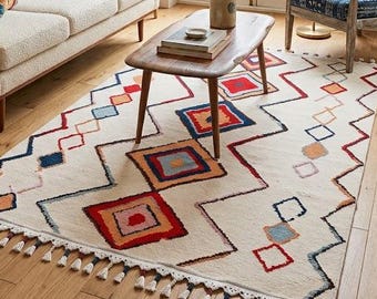 Tappeto in stile berbero con motivi geometrici color crema, tappeto in cotone con nappe in stile boho.