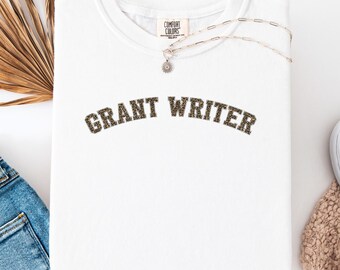 Grant Writer Comfort Colors-shirt: luipaardvarsity-lettertype, cadeau non-profit