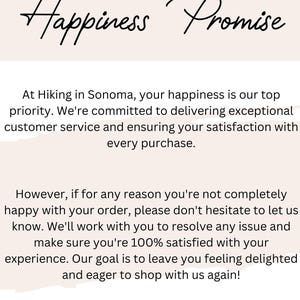Op de afbeelding: Cr&egrave;mekleurige afbeelding met de woorden "Happiness Promise" in elegant schrift. Daaronder tekst die een toewijding aan klanttevredenheid beschrijft, met probleemoplossing en een prettige winkelervaring.