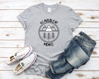 Camiseta Wander More: Aventura ao ar livre, caminhada, acampamento