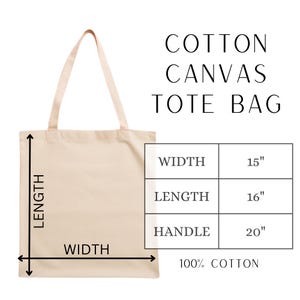 K&ouml;nnte beinhalten: Beige Baumwoll-Leinwand-Tragetasche mit dem Text "COTTON CANVAS TOTE BAG". Die Abmessungen der Tasche sind: Breite 38 cm, L&auml;nge 41 cm und Henkel 51 cm. Die Tasche besteht aus 100% Baumwolle.