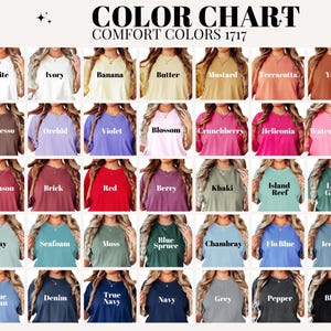 Op de afbeelding: Een kleurenkaart toont een verscheidenheid aan Comfort Colors T-shirts. De kaart toont een reeks tinten, waaronder wit, ivoor en zwart, met de tekst "COLOR CHART COMFORT COLORS 1717" bovenaan.