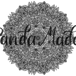 Puede incluir: Diseño de mandala intrincado en blanco y negro con un patrón circular de formas y líneas repetitivas.