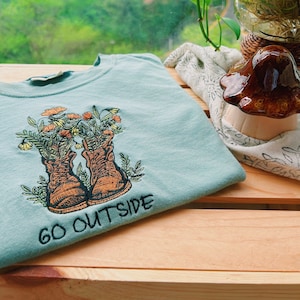 Camiseta Sage Go Outside con botas de senderismo bordadas - Camiseta unisex para mujer 100 % algodón - Regalos para - Estilo cottagecore - Granola - Colores cómodos