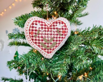 Broderad ginghamblommig hjärtornament - Hantverksmässigt handgjord av återvunnet material