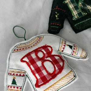 Anpassade julgranskulor med monogramapplikation - Hantverksmässigt tillverkade av återvunnet material bild 5