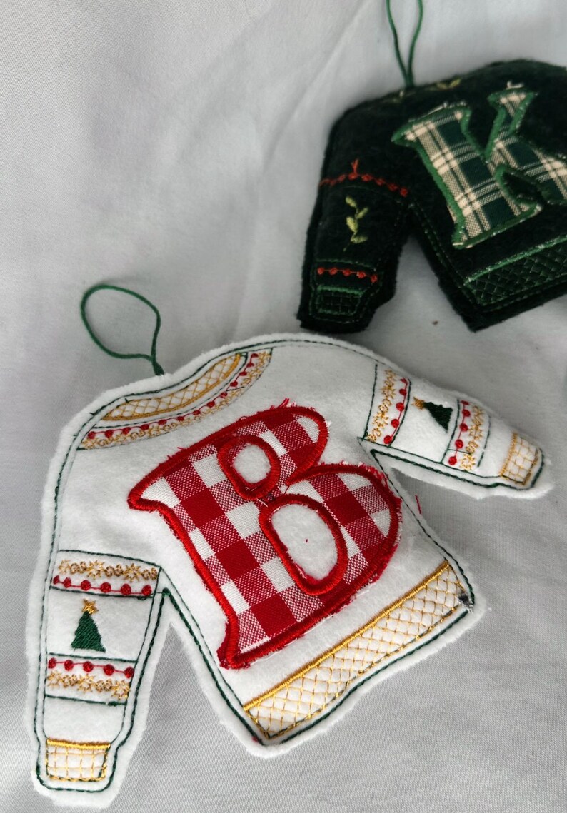 Anpassade julgranskulor med monogramapplikation - Hantverksmässigt tillverkade av återvunnet material bild 5