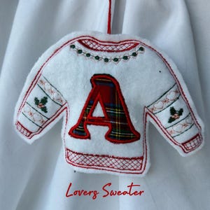 Anpassade julgranskulor med monogramapplikation - Hantverksmässigt tillverkade av återvunnet material bild 13