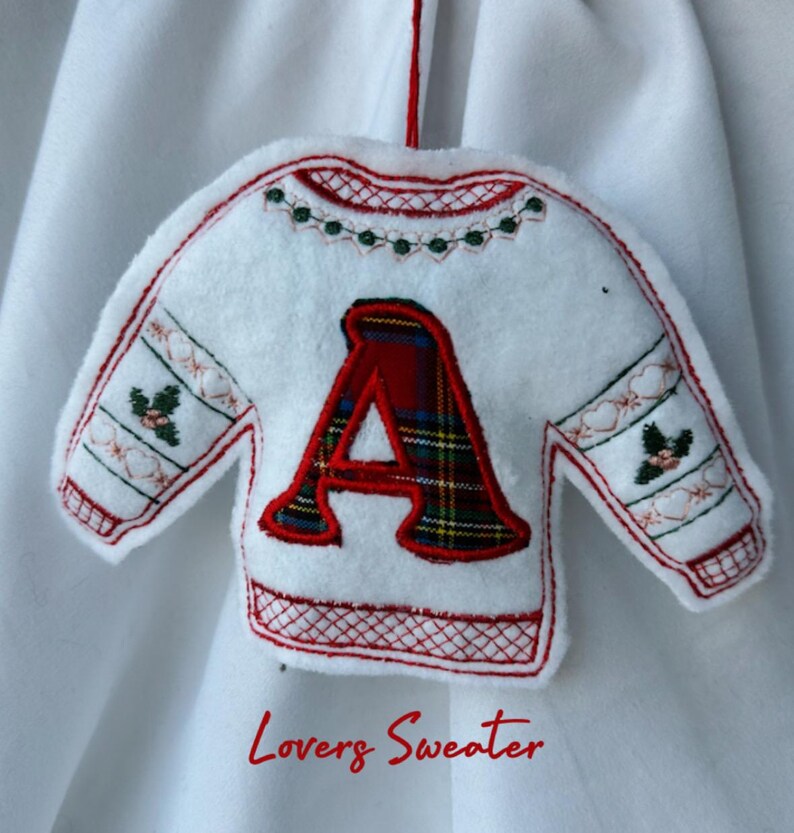 Anpassade julgranskulor med monogramapplikation - Hantverksmässigt tillverkade av återvunnet material bild 13