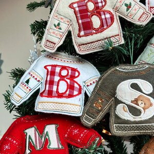 Anpassade julgranskulor med monogramapplikation - Hantverksmässigt tillverkade av återvunnet material bild 17
