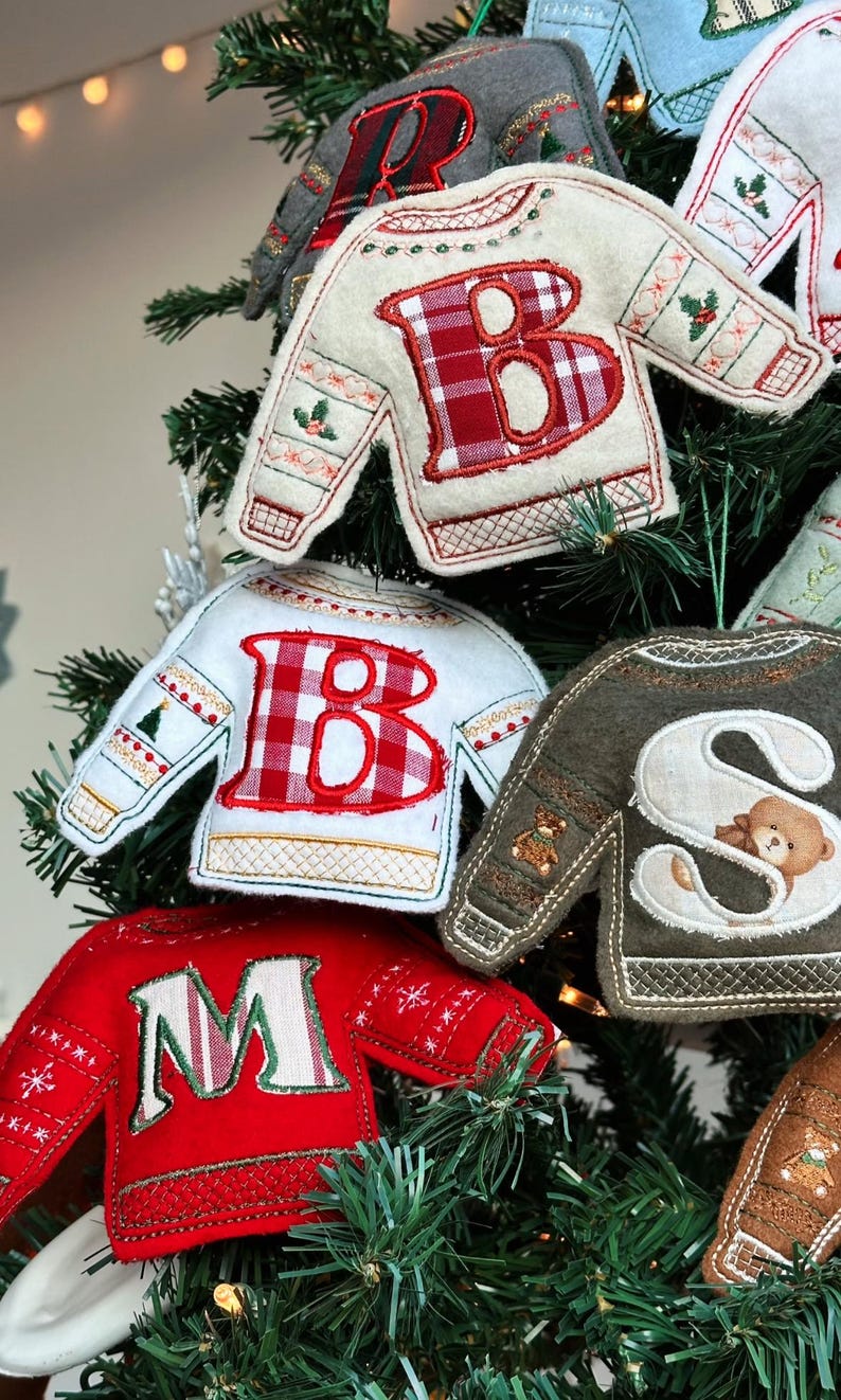 Anpassade julgranskulor med monogramapplikation - Hantverksmässigt tillverkade av återvunnet material bild 17