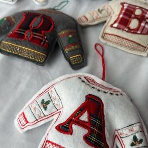 Anpassade julgranskulor med monogramapplikation - Hantverksmässigt tillverkade av återvunnet material bild 2