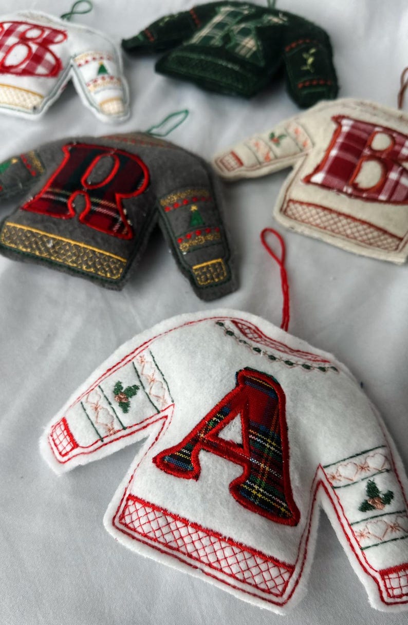 Anpassade julgranskulor med monogramapplikation - Hantverksmässigt tillverkade av återvunnet material bild 2