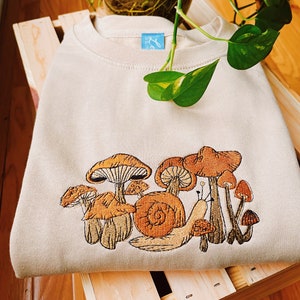 Beige Pilz Schnecke bestickter Rundhalsausschnitt - Unisex bestickter Fleece-Pullover - individueller Rundhalsausschnitt - besticktes Sweatshirt - Pilzbekleidung
