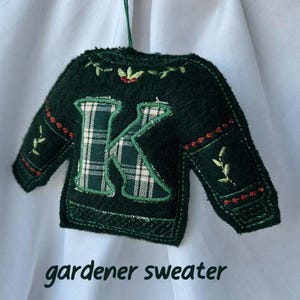 Anpassade julgranskulor med monogramapplikation - Hantverksmässigt tillverkade av återvunnet material bild 11