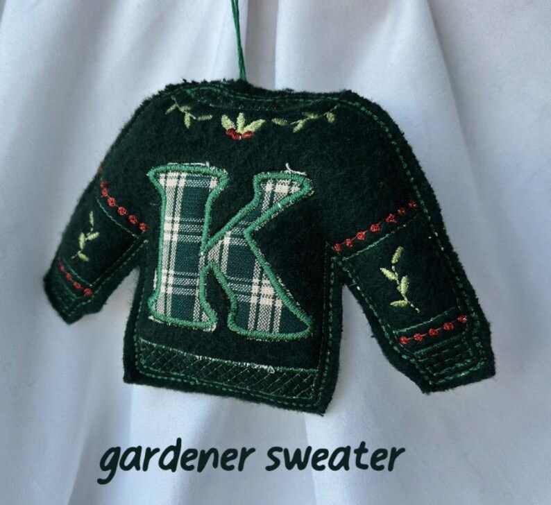 Anpassade julgranskulor med monogramapplikation - Hantverksmässigt tillverkade av återvunnet material bild 11
