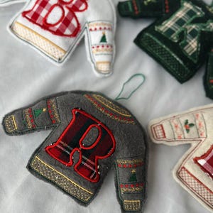 Anpassade julgranskulor med monogramapplikation - Hantverksmässigt tillverkade av återvunnet material bild 4