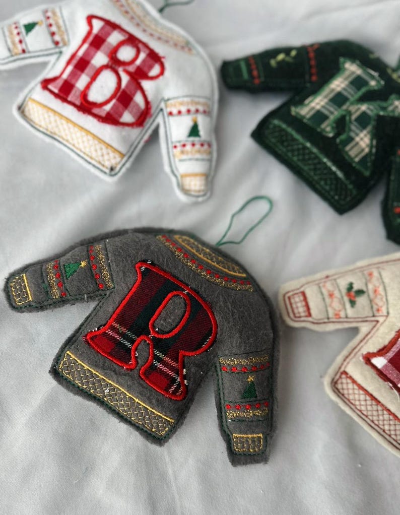Anpassade julgranskulor med monogramapplikation - Hantverksmässigt tillverkade av återvunnet material bild 4