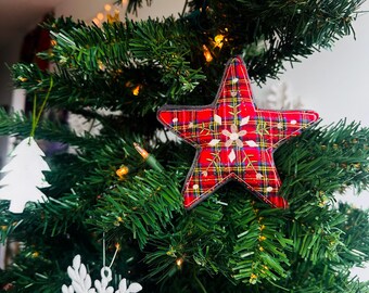 Broderad julprydnad med rutmönster - Hantverksmässigt tillverkad av återvunnet material