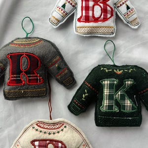 Anpassade julgranskulor med monogramapplikation - Hantverksmässigt tillverkade av återvunnet material bild 3