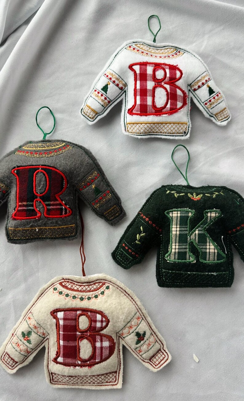 Anpassade julgranskulor med monogramapplikation - Hantverksmässigt tillverkade av återvunnet material bild 3