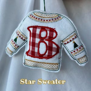 Anpassade julgranskulor med monogramapplikation - Hantverksmässigt tillverkade av återvunnet material bild 12