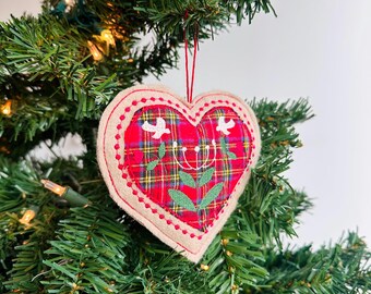 Broderad julprydnad med rutmönster och applikation - Hantverksmässigt tillverkad av återvunnet material