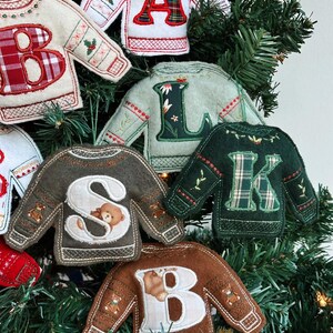 Anpassade julgranskulor med monogramapplikation - Hantverksmässigt tillverkade av återvunnet material bild 15